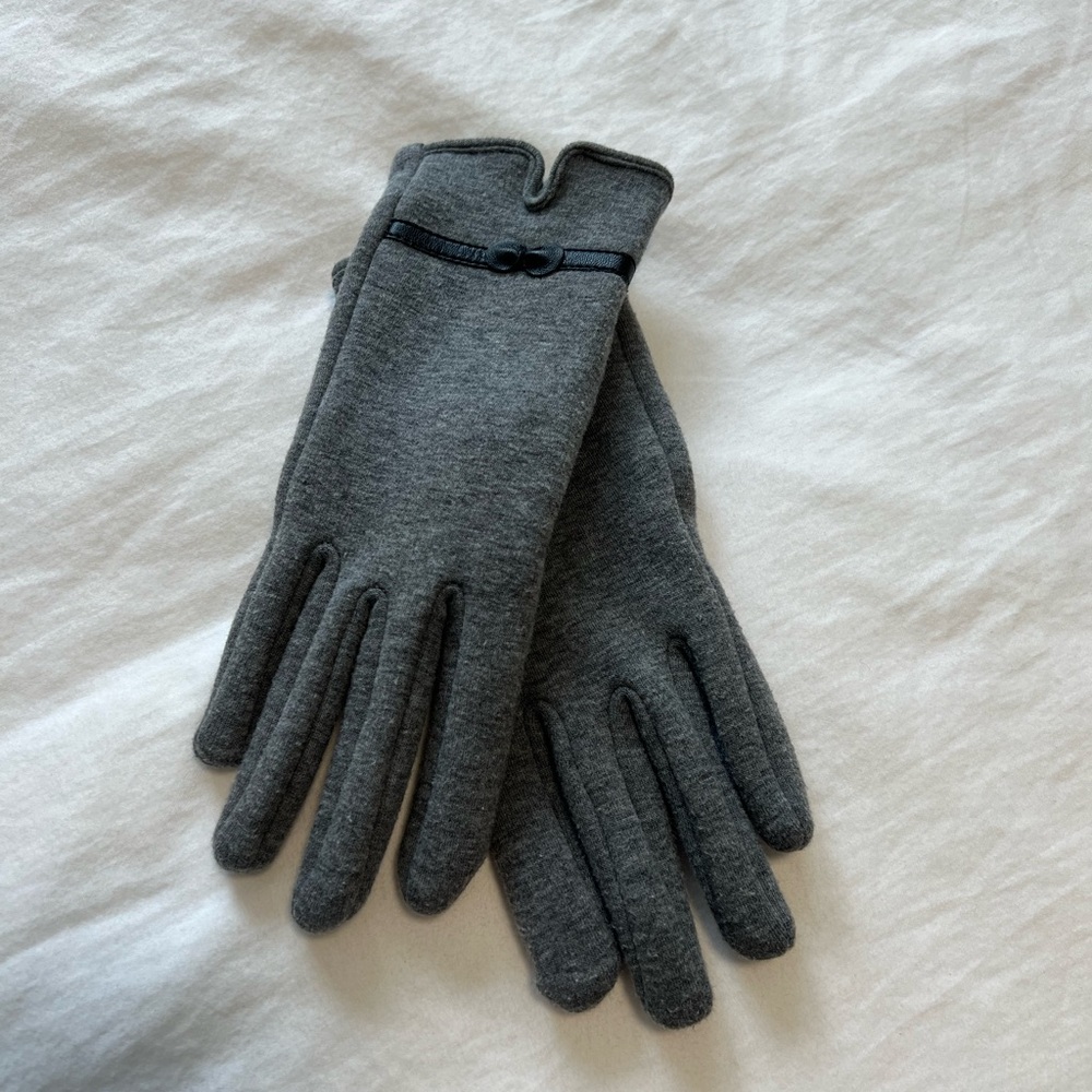 Gray Women’s Gloves with Tiny Bow
